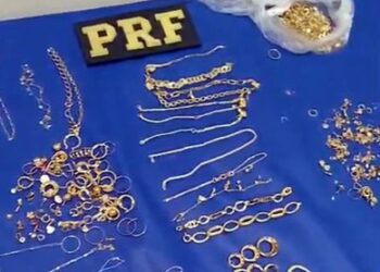 PRF e Polícia Civil prendem quadrilha com mais de 1 kg de joias furtadas na BR-101, em Casimiro de Abreu (RJ). Material foi roubado de casa em Rio das Ostras e apreendido durante a Operação Atena.