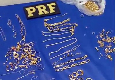 PRF e Polícia Civil prendem quadrilha com mais de 1 kg de joias furtadas na BR-101, em Casimiro de Abreu (RJ). Material foi roubado de casa em Rio das Ostras e apreendido durante a Operação Atena.