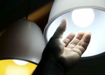 Aneel anuncia que a bandeira tarifária passa para amarela em dezembro, reduzindo o custo adicional da energia para R$ 1,885 a cada 100 kWh consumidos. Mudança ocorre após melhora nas condições de geração no país.