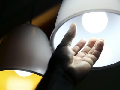 Aneel anuncia que a bandeira tarifária passa para amarela em dezembro, reduzindo o custo adicional da energia para R$ 1,885 a cada 100 kWh consumidos. Mudança ocorre após melhora nas condições de geração no país.