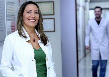 Ministério da Saúde seleciona 374 novos médicos para o SUS pelo programa Agora Tem Especialistas. Profissionais têm até 28/11 para homologar participação e iniciar atuação em 173 municípios.