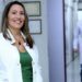Ministério da Saúde seleciona 374 novos médicos para o SUS pelo programa Agora Tem Especialistas. Profissionais têm até 28/11 para homologar participação e iniciar atuação em 173 municípios.