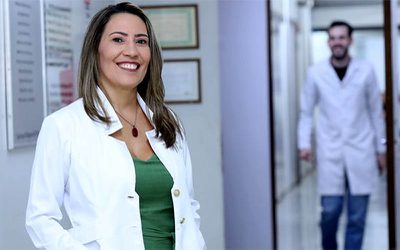 Ministério da Saúde seleciona 374 novos médicos para o SUS pelo programa Agora Tem Especialistas. Profissionais têm até 28/11 para homologar participação e iniciar atuação em 173 municípios.