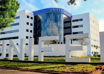 MEC credencia dez novos campi de universidades federais, com início das atividades em 2026. Medida integra o Novo PAC e expande a presença da educação superior pública em cidades que nunca tiveram unidades federais.