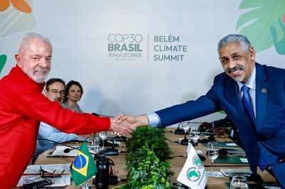 Durante encontro em Belém, Lula e o presidente do Banco Africano de Desenvolvimento, Sidi Ould Tah, discutiram parcerias em transição energética, biocombustíveis, infraestrutura e preservação ambiental, com foco nas oportunidades da COP30.