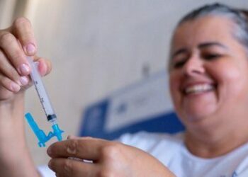 Anvisa aprova a primeira vacina 100% brasileira contra a dengue, desenvolvida pelo Butantan. Imunizante de dose única terá uso no SUS e proteção contra quatro sorotipos.