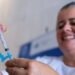 Anvisa aprova a primeira vacina 100% brasileira contra a dengue, desenvolvida pelo Butantan. Imunizante de dose única terá uso no SUS e proteção contra quatro sorotipos.