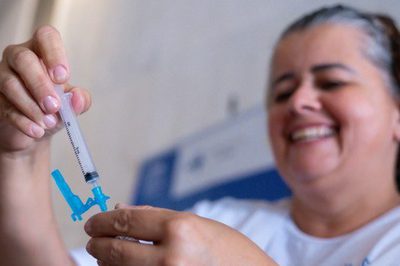 Anvisa aprova a primeira vacina 100% brasileira contra a dengue, desenvolvida pelo Butantan. Imunizante de dose única terá uso no SUS e proteção contra quatro sorotipos.