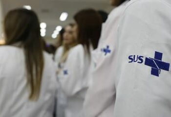 A Comissão Intergestores Tripartite aprovou a Política Nacional de Residências em Saúde, que reorganiza e fortalece a formação de especialistas pelo SUS, amplia vagas, qualifica programas e reduz desigualdades regionais na distribuição de profissionais.
