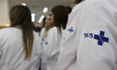 A Comissão Intergestores Tripartite aprovou a Política Nacional de Residências em Saúde, que reorganiza e fortalece a formação de especialistas pelo SUS, amplia vagas, qualifica programas e reduz desigualdades regionais na distribuição de profissionais.