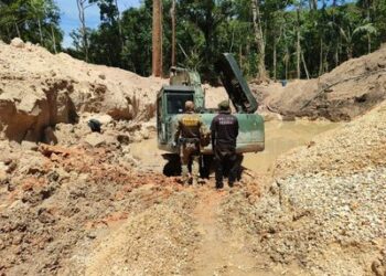 A Polícia Federal e o Ibama deflagraram uma operação de desintrusão na Terra Indígena Tubarão Latundê, em Rondônia. Cinco pessoas foram presas e maquinários de garimpo ilegal foram inutilizados.