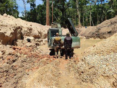 A Polícia Federal e o Ibama deflagraram uma operação de desintrusão na Terra Indígena Tubarão Latundê, em Rondônia. Cinco pessoas foram presas e maquinários de garimpo ilegal foram inutilizados.