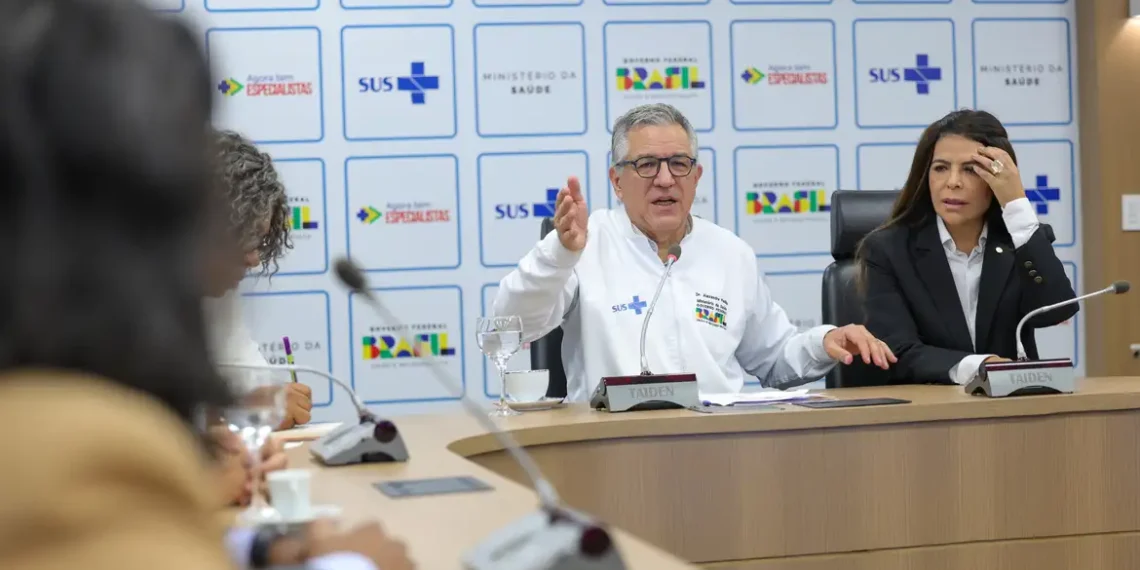 Ministério da Saúde anuncia compra de 1,8 milhão de doses de vacina contra o vírus sincicial respiratório. Imunização será para gestantes e visa proteger bebês nos primeiros meses de vida.