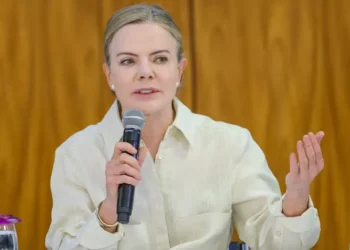 Gleisi Hoffmann presta apoio à presidenta mexicana Claudia Sheinbaum, vítima de assédio sexual em evento público. Ministra destaca a importância de combater o machismo e garantir respeito às mulheres.
