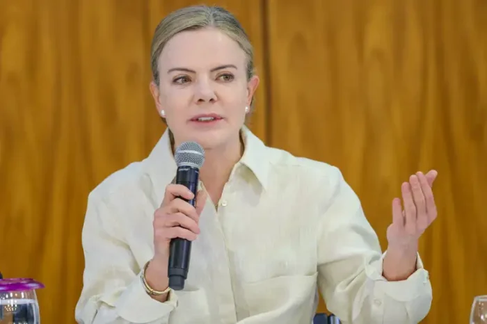 Gleisi Hoffmann presta apoio à presidenta mexicana Claudia Sheinbaum, vítima de assédio sexual em evento público. Ministra destaca a importância de combater o machismo e garantir respeito às mulheres.