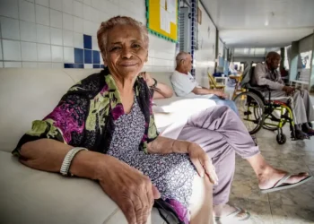 Tema da redação do Enem 2025 destaca o envelhecimento da população e o combate ao etarismo, estimulando debates sobre direitos e inclusão social.