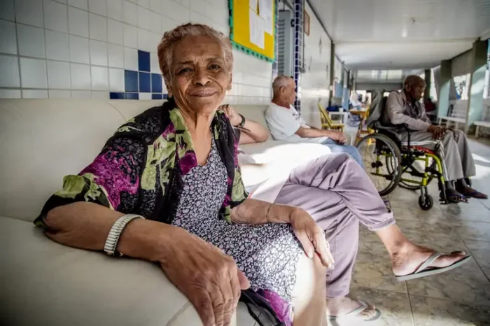 Tema da redação do Enem 2025 destaca o envelhecimento da população e o combate ao etarismo, estimulando debates sobre direitos e inclusão social.