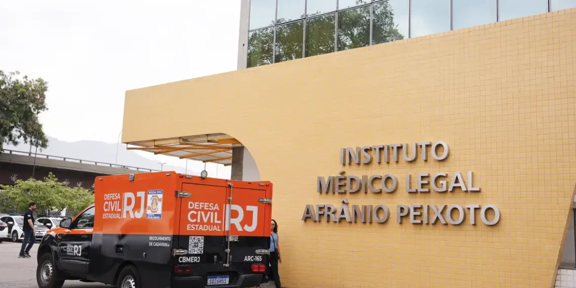 Polícia Civil divulga relatório sobre a Operação Contenção, que deixou 117 mortos nos Complexos do Alemão e da Penha. 95% das vítimas teriam ligação com o Comando Vermelho. Alexandre de Moraes se reúne com autoridades no Rio.