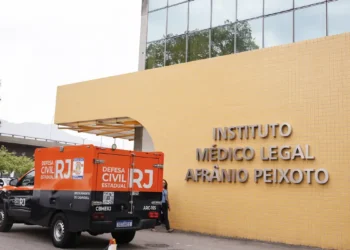Polícia Civil divulga relatório sobre a Operação Contenção, que deixou 117 mortos nos Complexos do Alemão e da Penha. 95% das vítimas teriam ligação com o Comando Vermelho. Alexandre de Moraes se reúne com autoridades no Rio.