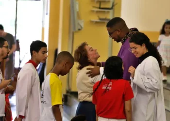 Fiéis da Penha rezam por vítimas da Operação Contenção no Dia de Finados. Medo, insegurança e críticas marcam o bairro após ação policial que deixou 121 mortos no Rio de Janeiro.