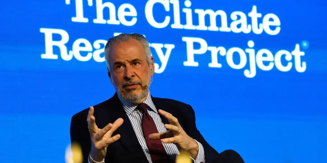 Presidente da COP30, André Corrêa do Lago, faz apelo por consenso global nas negociações e destaca avanços do Brasil e união diante de incêndio no evento.