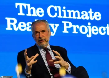 Presidente da COP30, André Corrêa do Lago, faz apelo por consenso global nas negociações e destaca avanços do Brasil e união diante de incêndio no evento.