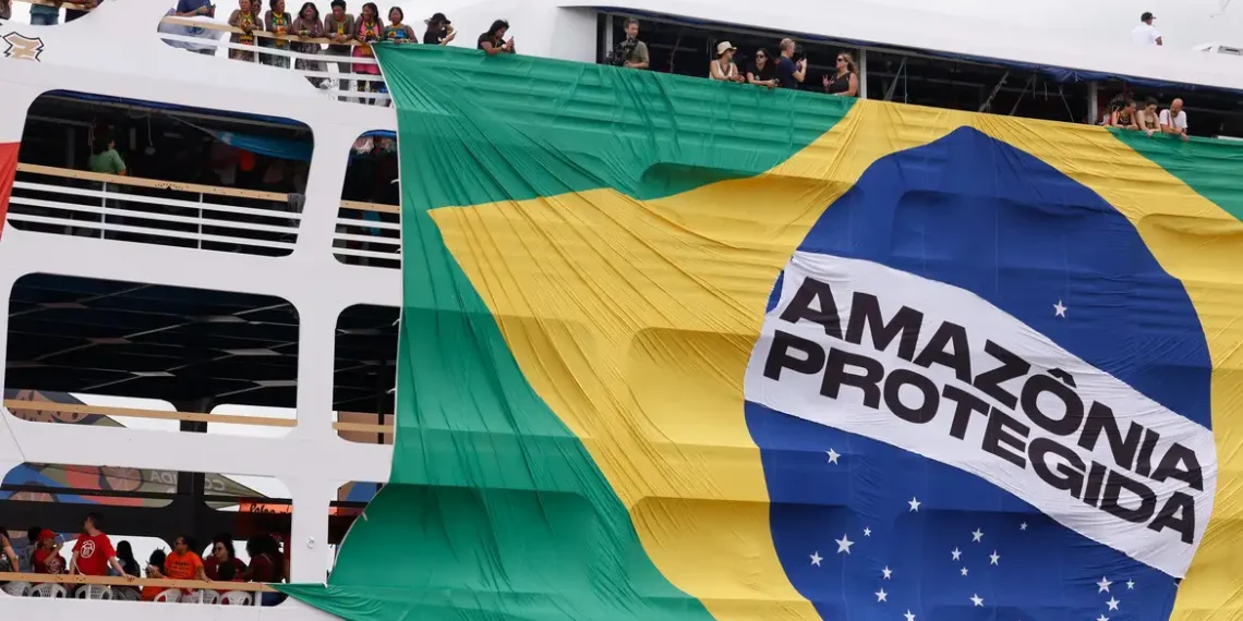 Com mais de 200 embarcações e 5 mil participantes, a barqueata na Baía do Guajará marcou o início da Cúpula dos Povos em Belém, reunindo indígenas, quilombolas, pescadores, agricultores e movimentos sociais em defesa da justiça climática e da soberania dos territórios.