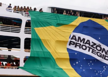 Com mais de 200 embarcações e 5 mil participantes, a barqueata na Baía do Guajará marcou o início da Cúpula dos Povos em Belém, reunindo indígenas, quilombolas, pescadores, agricultores e movimentos sociais em defesa da justiça climática e da soberania dos territórios.