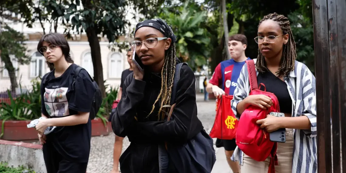 Mais de 4,8 milhões de candidatos fazem o Enem 2025 neste domingo (9). Saiba o que levar, horários, locais de prova e regras do exame.
