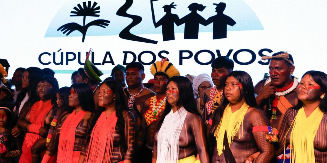 Cúpula dos Povos é aberta em Belém com críticas à COP30 e em defesa da Palestina. Evento reúne mais de 1,3 mil organizações e 30 mil participantes em debates sobre justiça climática, soberania e transição energética justa.
