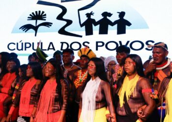 Cúpula dos Povos é aberta em Belém com críticas à COP30 e em defesa da Palestina. Evento reúne mais de 1,3 mil organizações e 30 mil participantes em debates sobre justiça climática, soberania e transição energética justa.