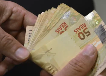 Lula sanciona lei que amplia a isenção do IRPF para R$ 5 mil e cria descontos até R$ 7.350. Medida atinge 15 milhões de brasileiros e aumenta a taxação sobre altas rendas.