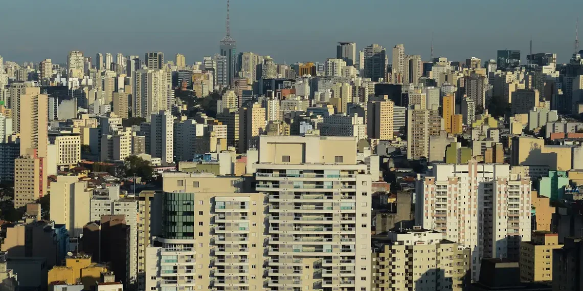  FGTS passa a valer para imóveis de até R$ 2,25 milhões em contratos antigos e novos. Decisão corrige distorções do SFH, beneficia famílias de renda média e alta e uniformiza regras de uso do fundo.