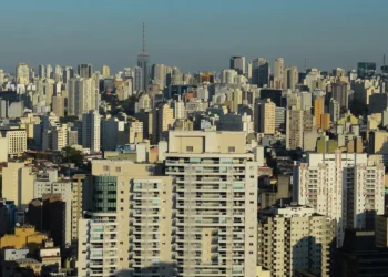  FGTS passa a valer para imóveis de até R$ 2,25 milhões em contratos antigos e novos. Decisão corrige distorções do SFH, beneficia famílias de renda média e alta e uniformiza regras de uso do fundo.