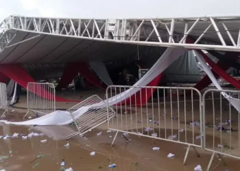 Tempestade com ventos de 95 km/h derruba estrutura em festa universitária em Regente Feijó (SP). Um morto e 40 feridos foram registrados.