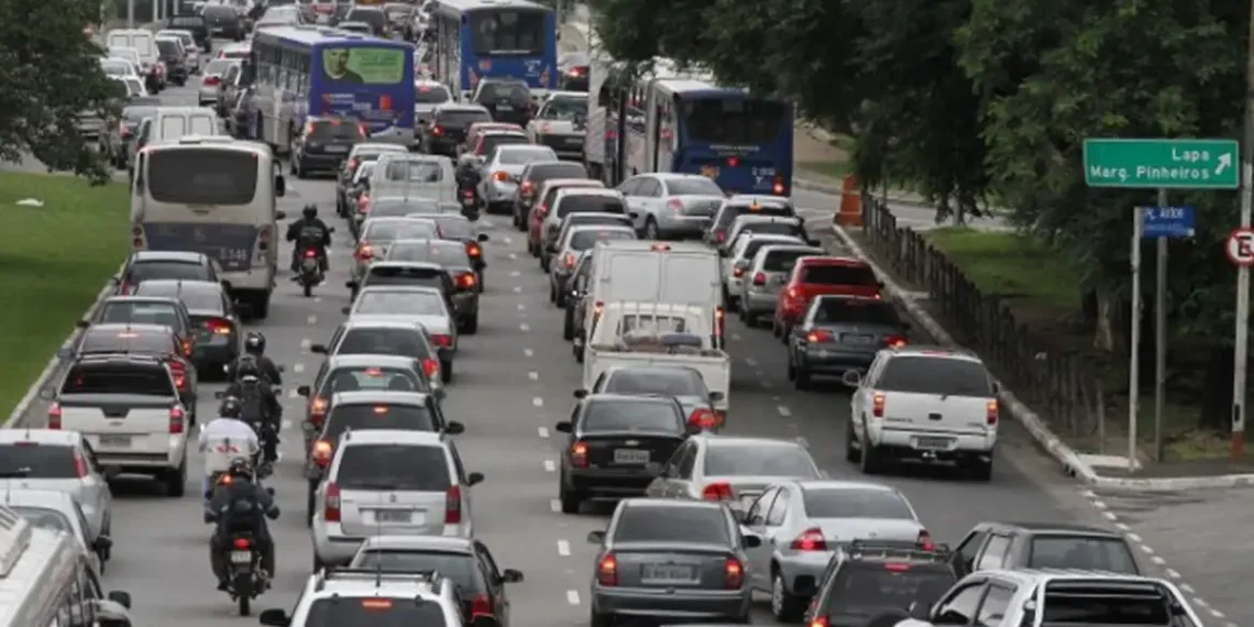 Cerca de 3 milhões de veículos devem circular nas rodovias de São Paulo durante o feriado da Consciência Negra. DER-SP e CET adotam operações especiais para reforçar segurança e reduzir congestionamentos.