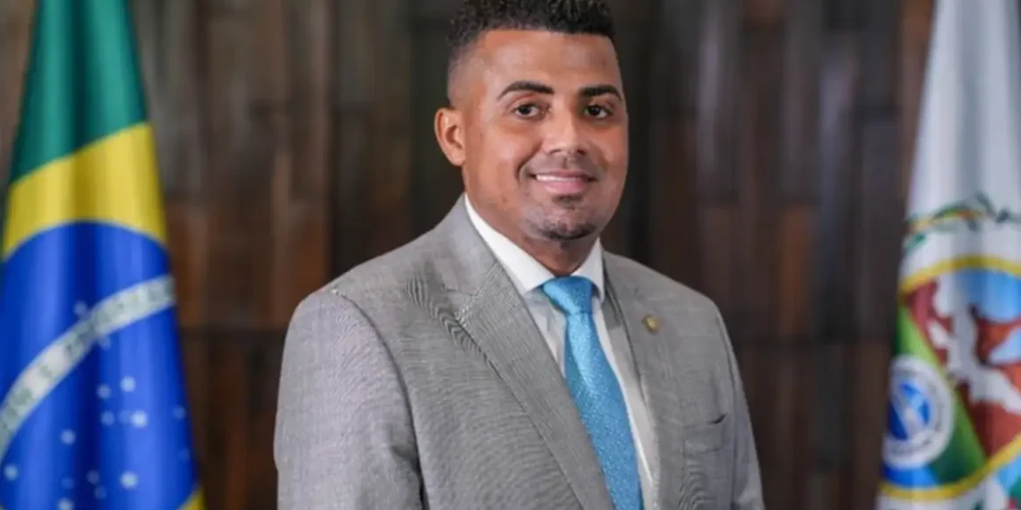 A Polícia Federal indiciou o ex-deputado TH Joias e outras 17 pessoas por ligação com facções criminosas do Rio. Entre os envolvidos estão policiais, um delegado e ex-secretários estaduais.