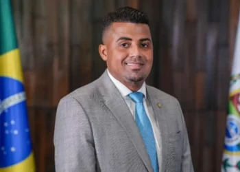 A Polícia Federal indiciou o ex-deputado TH Joias e outras 17 pessoas por ligação com facções criminosas do Rio. Entre os envolvidos estão policiais, um delegado e ex-secretários estaduais.