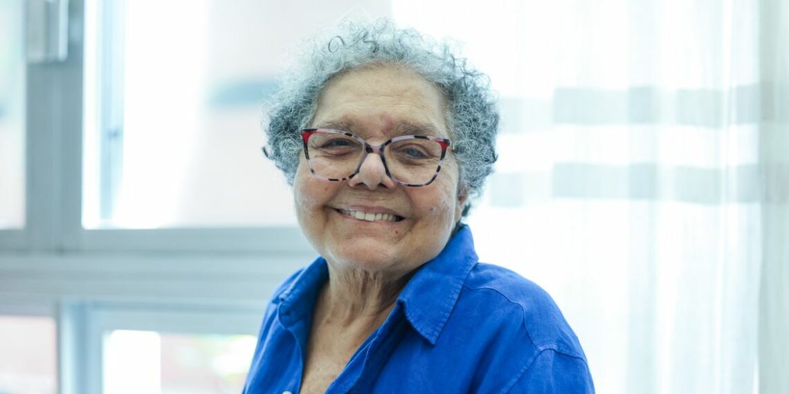 Aos 80 anos, Adelia Sampaio celebra uma carreira histórica como a primeira mulher negra a dirigir um longa no Brasil. Sua trajetória rompe barreiras de gênero, raça e censura e inspira novas gerações de cineastas.