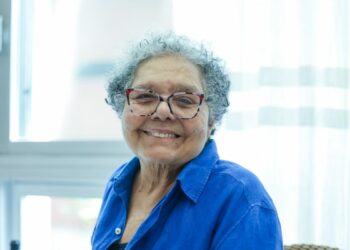 Aos 80 anos, Adelia Sampaio celebra uma carreira histórica como a primeira mulher negra a dirigir um longa no Brasil. Sua trajetória rompe barreiras de gênero, raça e censura e inspira novas gerações de cineastas.