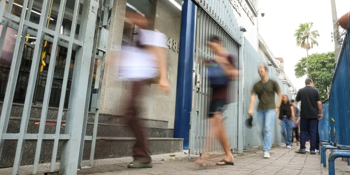 Enem 2025 em Belém, Ananindeua e Marituba ocorre neste domingo após adiamento pela COP30. Veja horários, local de prova e o que levar.