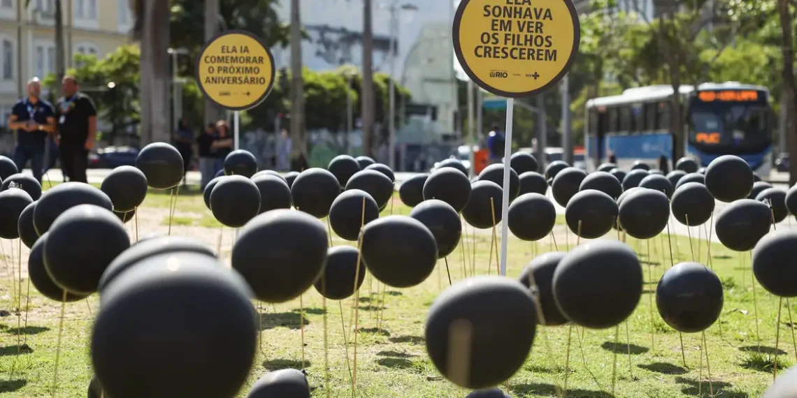 A Secretaria Municipal de Saúde do Rio promoveu ação em memória das vítimas do trânsito. Dados mostram aumento das mortes na capital e destaque para acidentes envolvendo motociclistas.