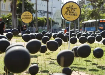 A Secretaria Municipal de Saúde do Rio promoveu ação em memória das vítimas do trânsito. Dados mostram aumento das mortes na capital e destaque para acidentes envolvendo motociclistas.