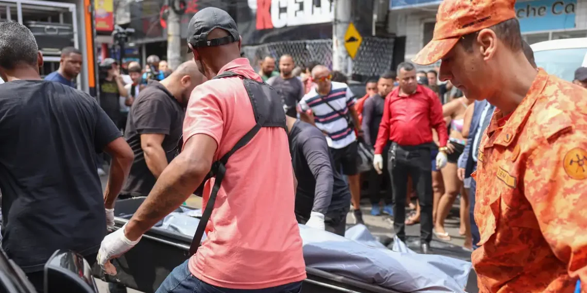 Alexandre de Moraes determina envio de laudos, imagens e listas de policiais após operação com 121 mortos nos complexos do Alemão e da Penha, no Rio.