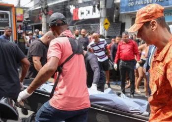 Alexandre de Moraes determina envio de laudos, imagens e listas de policiais após operação com 121 mortos nos complexos do Alemão e da Penha, no Rio.