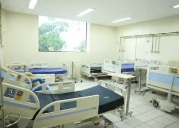 A Maternidade Escola da UFRJ é referência no acolhimento a famílias em luto gestacional e neonatal. Com espaços de despedida, apoio psicológico e musicoterapia, a unidade aplica práticas humanizadas há mais de 15 anos no Rio de Janeiro.