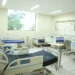 A Maternidade Escola da UFRJ é referência no acolhimento a famílias em luto gestacional e neonatal. Com espaços de despedida, apoio psicológico e musicoterapia, a unidade aplica práticas humanizadas há mais de 15 anos no Rio de Janeiro.