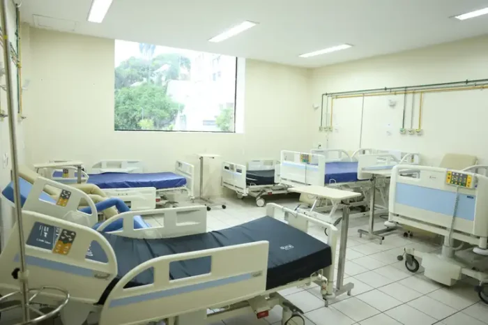 A Maternidade Escola da UFRJ é referência no acolhimento a famílias em luto gestacional e neonatal. Com espaços de despedida, apoio psicológico e musicoterapia, a unidade aplica práticas humanizadas há mais de 15 anos no Rio de Janeiro.