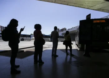 Estudo aponta que 9 em cada 10 brasileiras já sofreram violência ao sair à noite para lazer. Mulheres negras e LGBTQIA+ são as mais vulneráveis.