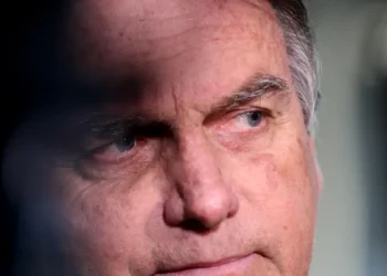 Jair Bolsonaro recebeu atendimento médico na Superintendência da PF, em Brasília, após nova crise de soluços. Segundo seus filhos, episódios são consequência das cirurgias feitas depois da facada de 2018. Ex-presidente cumpre pena de 27 anos e três meses.